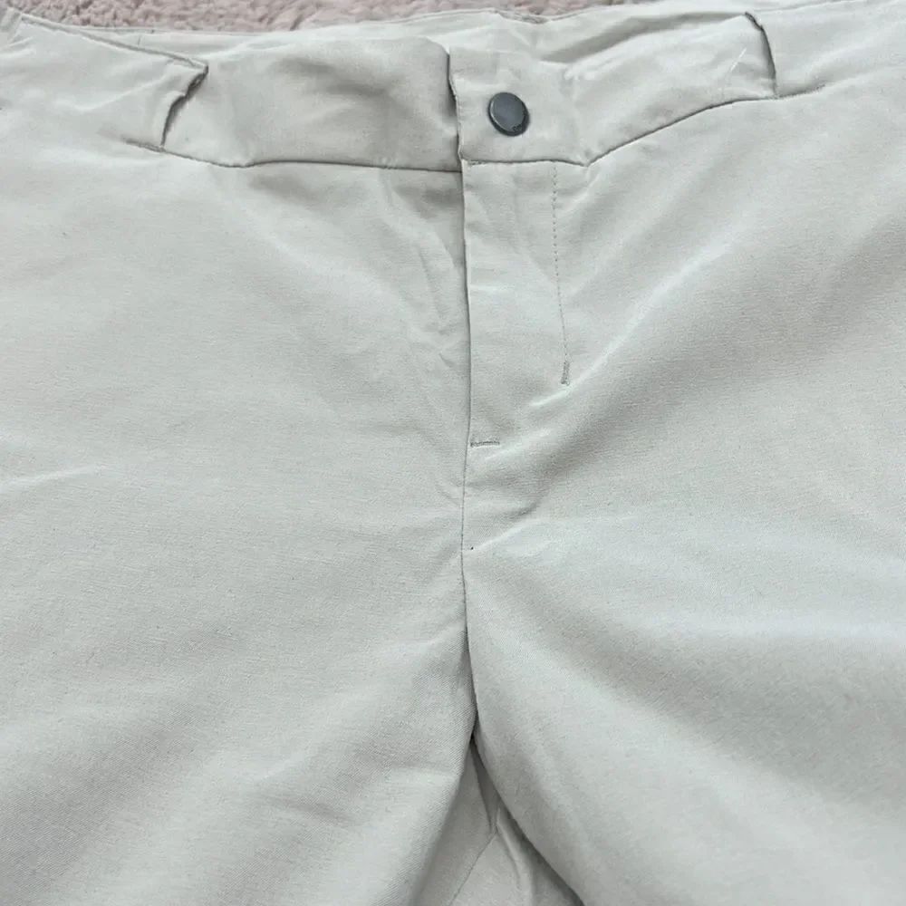 Columbia Omni shield world traveler khaki short 14